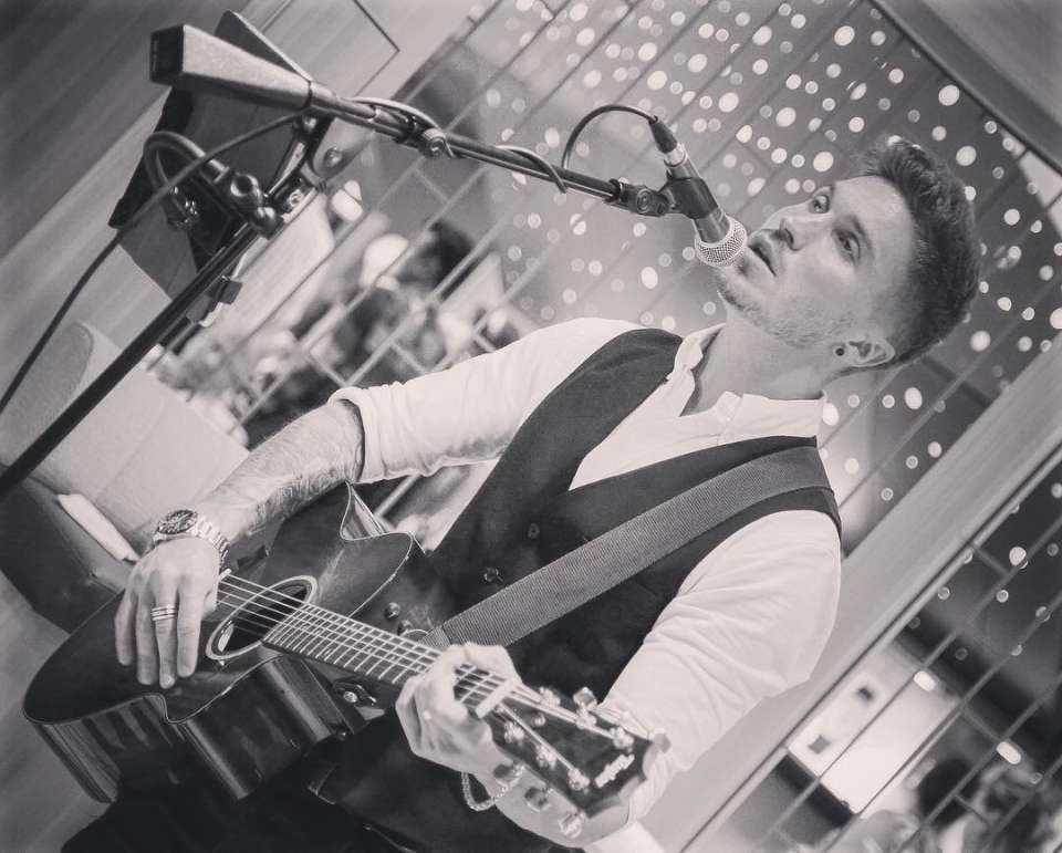 Kieron Poole Singer Guitarist in Southampton For Hire 13