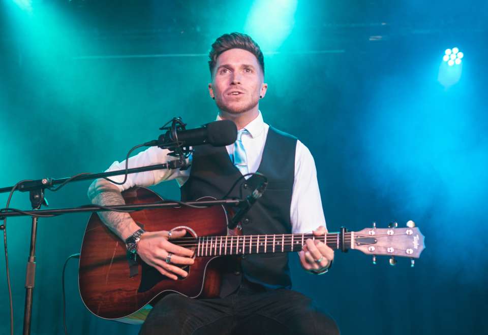 Kieron Poole Singer Guitarist in Southampton For Hire