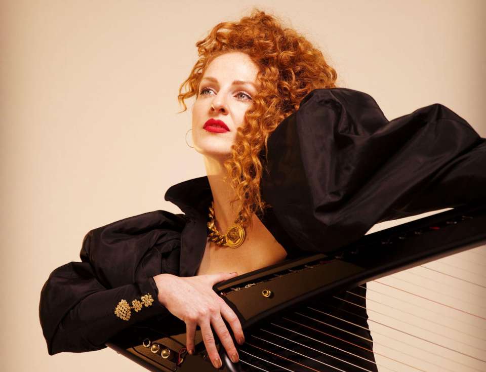 Lisa Maria Singing Harpist in London For Hire