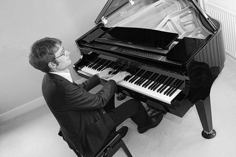 Tom Edwards | Pianist in Surrey For Hire