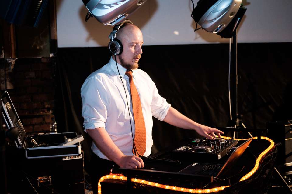DJ Neil Tee | Sheffield DJ For Hire
