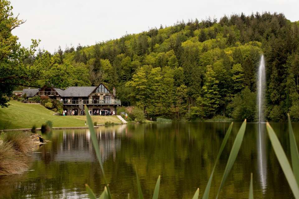 10 Dreamy Lakeside Wedding Venues For Every Kind of Couple