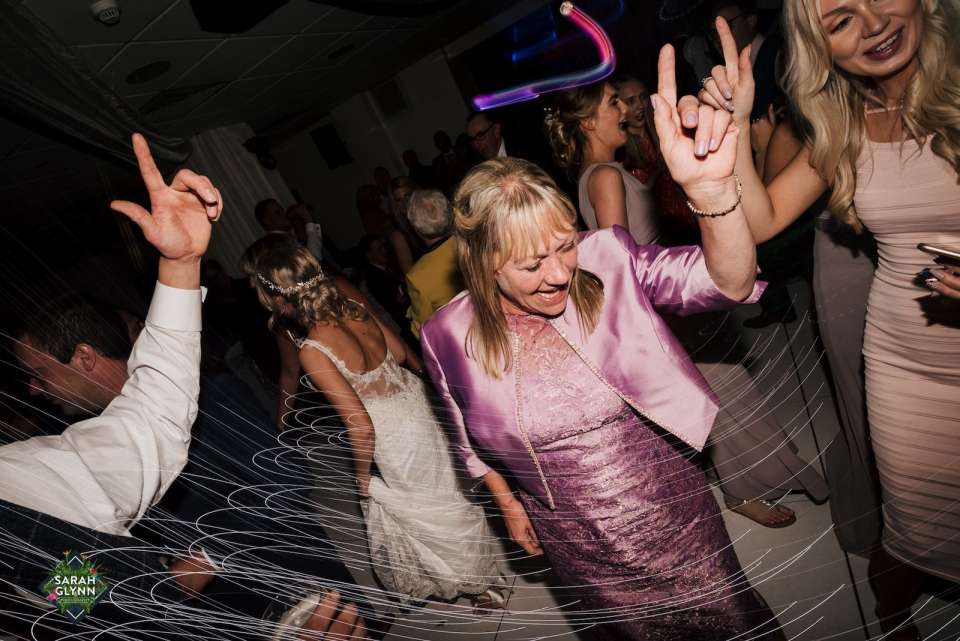 How to Entertain Guests at Your Wedding Reception
